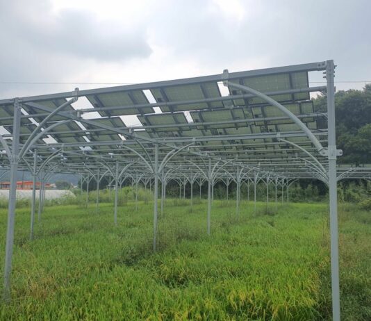 농지에서는 생산물로 수익, 지붕에서는 태양광 발전으로 수익